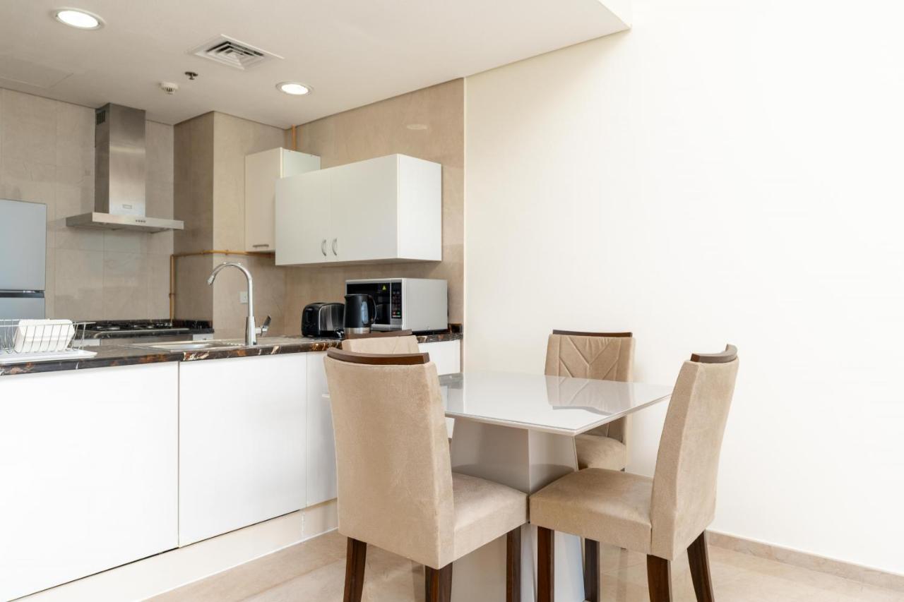 403, Avenue Residences 1 *