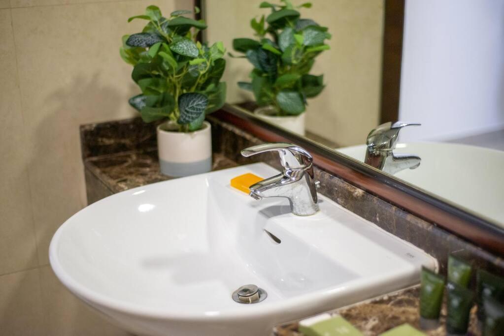 Elegant With Canal View And Close To Metro Dubai