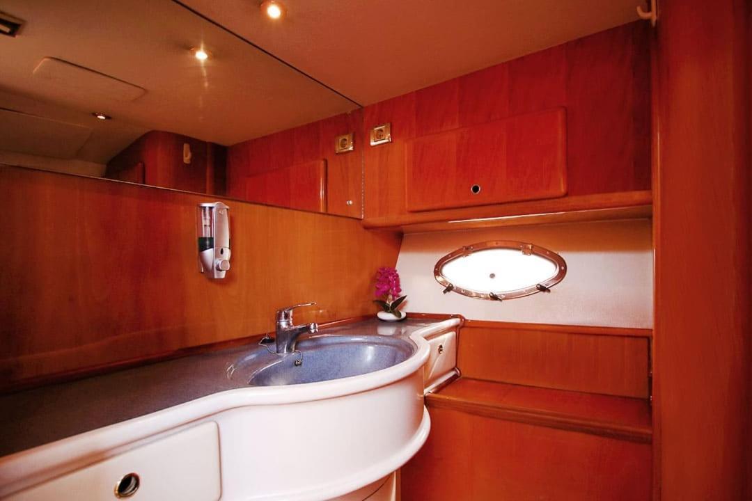 Luxury Yachts - Harbour Dubai