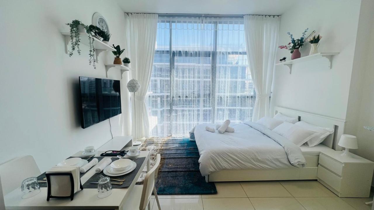 Newly Furnished Bright And Cozy - Damac Hills Apartment *