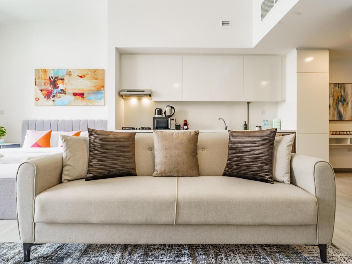 Luxury With Pool View In Vibrant Community Apartment *