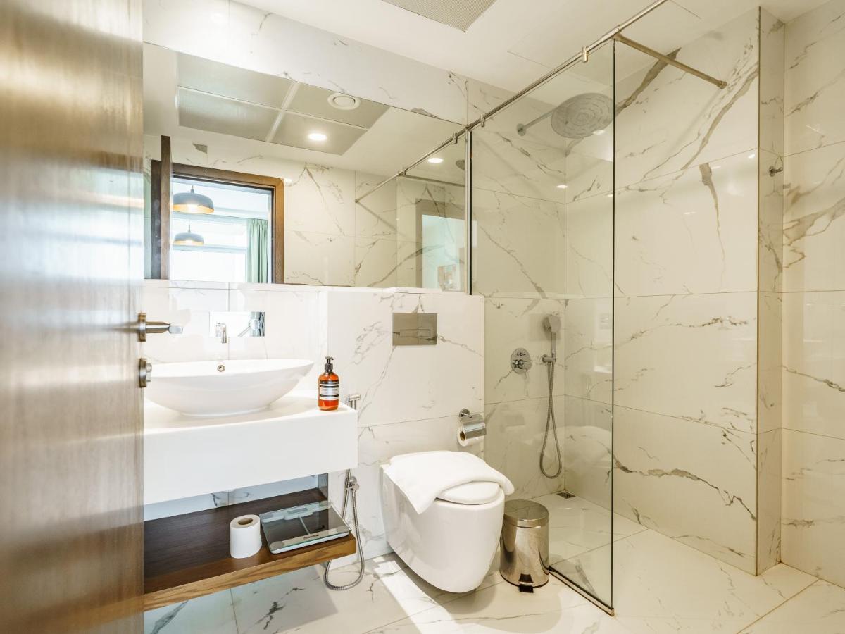 Luxury With Pool View In Vibrant Community Apartment *