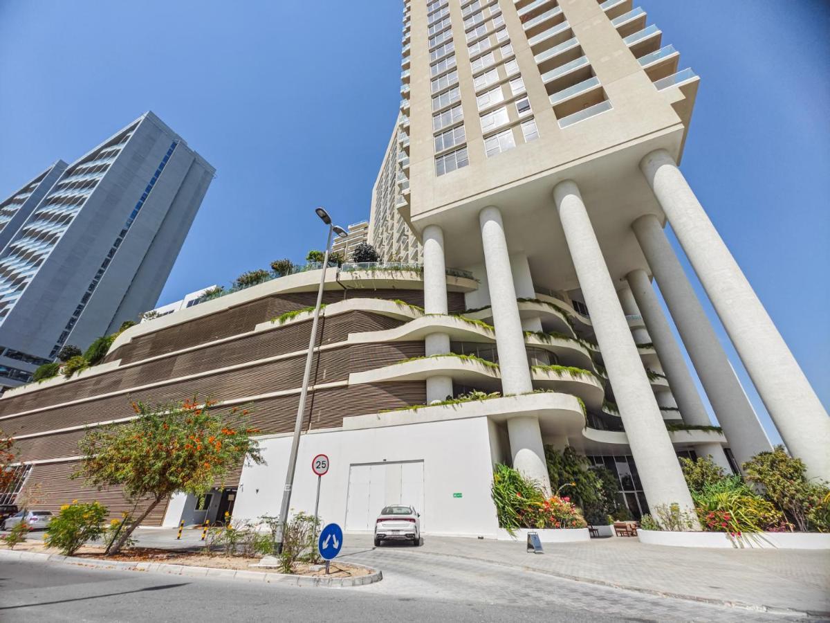 Luxury With Pool View In Vibrant Community