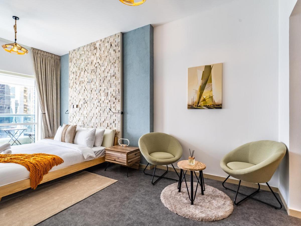 Apartment Lakeside Serenity Retreat With Soothing Views Dubai