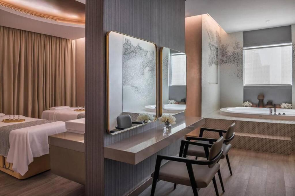 Paramount Midtown 1br With View *