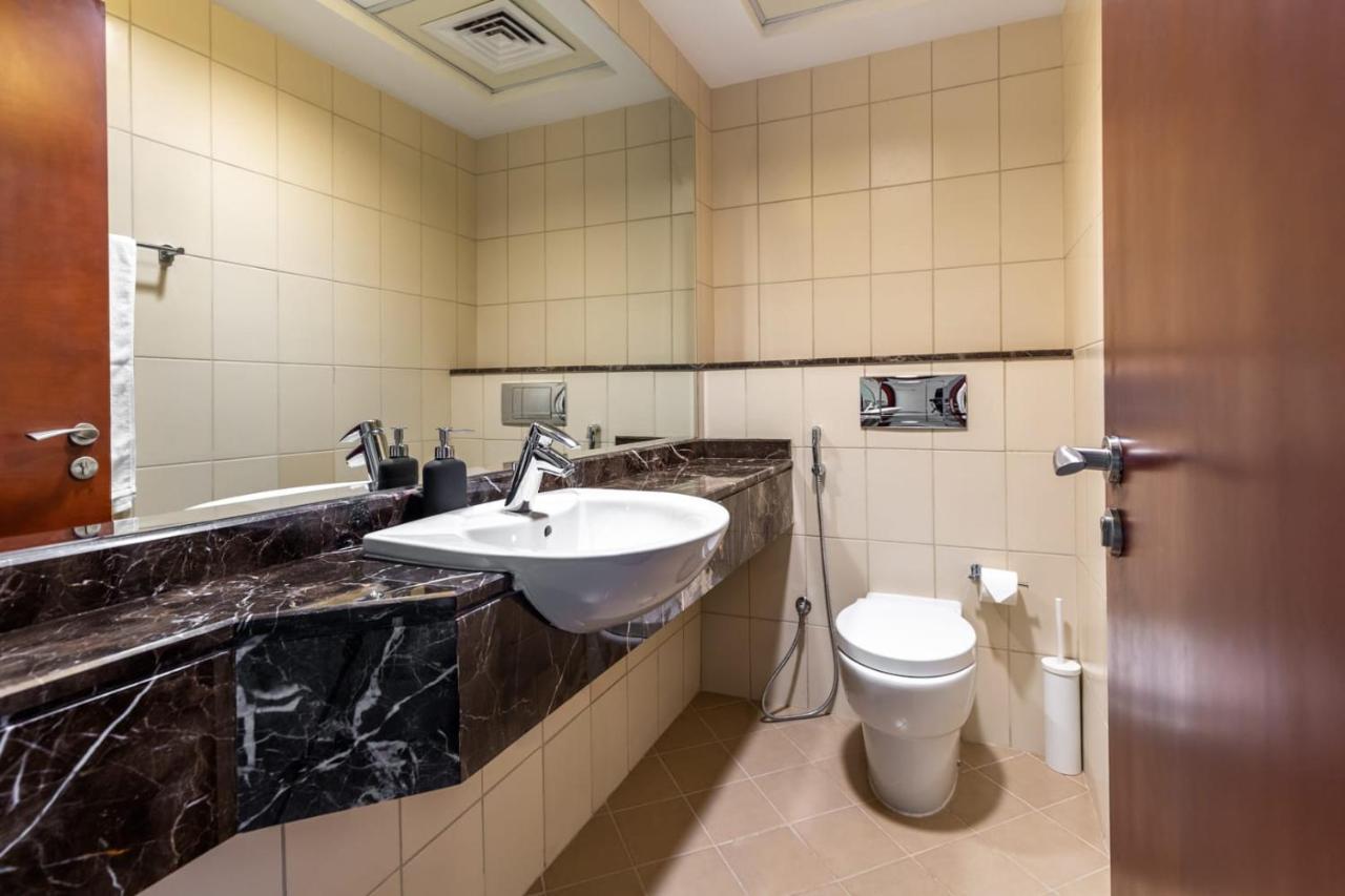 Frank Porter - X1 Tower Apartment Dubai