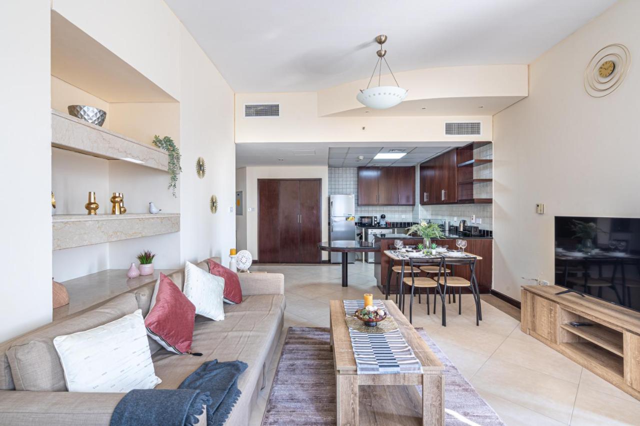 Higuests - Cheerful With Stunning Views In Port Saeed Apartment
