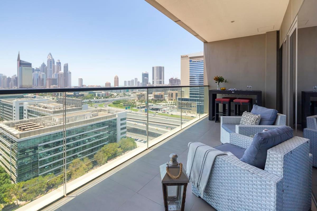 Frank Porter - The Onyx Tower 2 Apartment Dubai