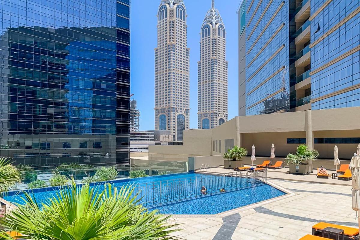 Frank Porter - The Onyx Tower 2 Apartment