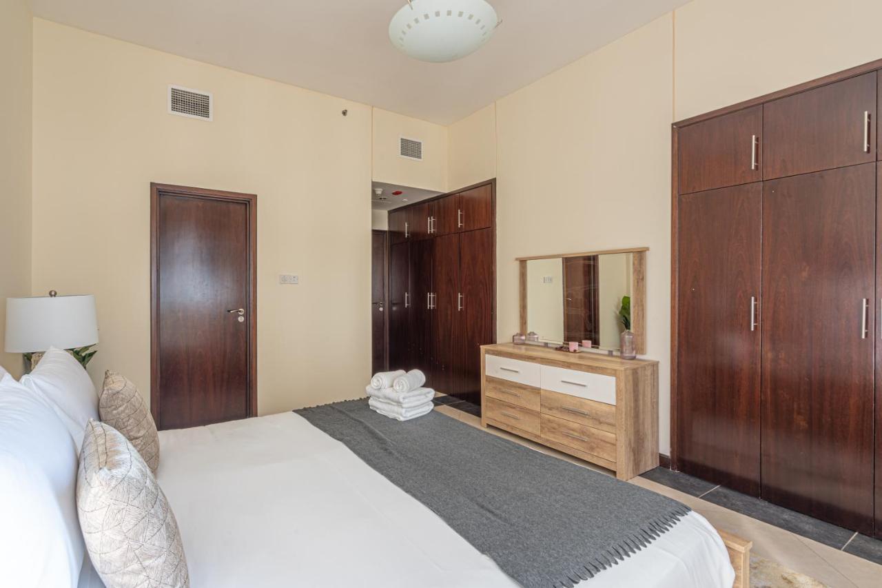 Higuests - Cheerful With Stunning Views In Port Saeed Apartment