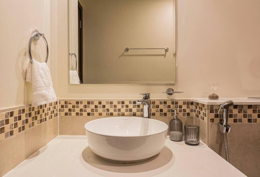 Axinite - Brand New! Warm Cozy 1 Bed High Floor Downtown Canal View Dubai