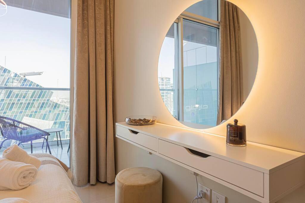 Axinite - Brand New! Warm Cozy 1 Bed High Floor Downtown Canal View Apartment Dubai