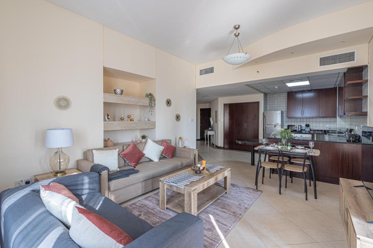 Higuests - Cheerful With Stunning Views In Port Saeed Apartment *