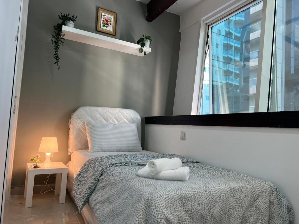 Homestay Partition With Window Near Moe Metro