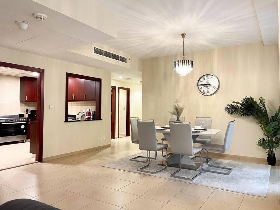 Spacious 4br In Jbr Next To The