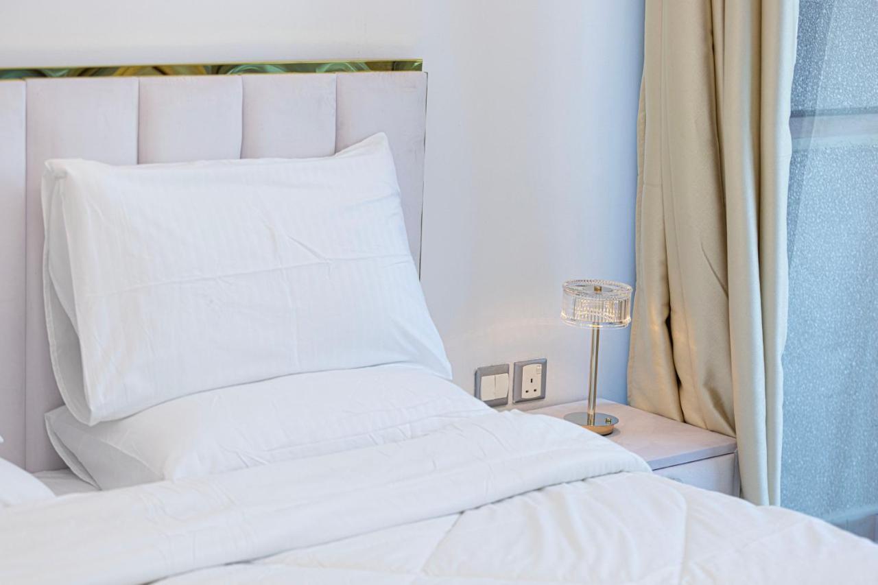 Luxury 1 Bedroom Full Marina View, Sleeps 5, 1 Min To Metro Dubai