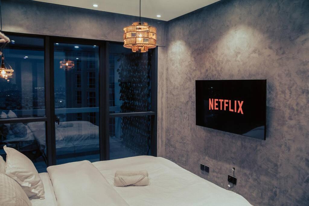 Luxury 3 Bedroom Sub Penthouse With Rooftop Pool *