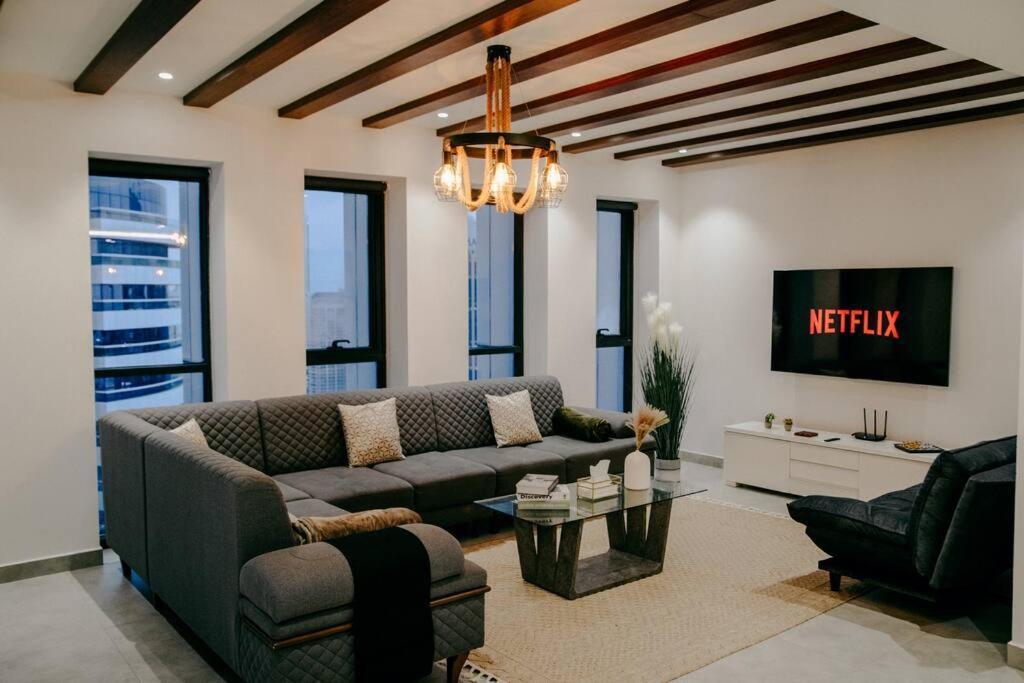 Apartment Luxury 3 Bedroom Sub Penthouse With Rooftop Pool *