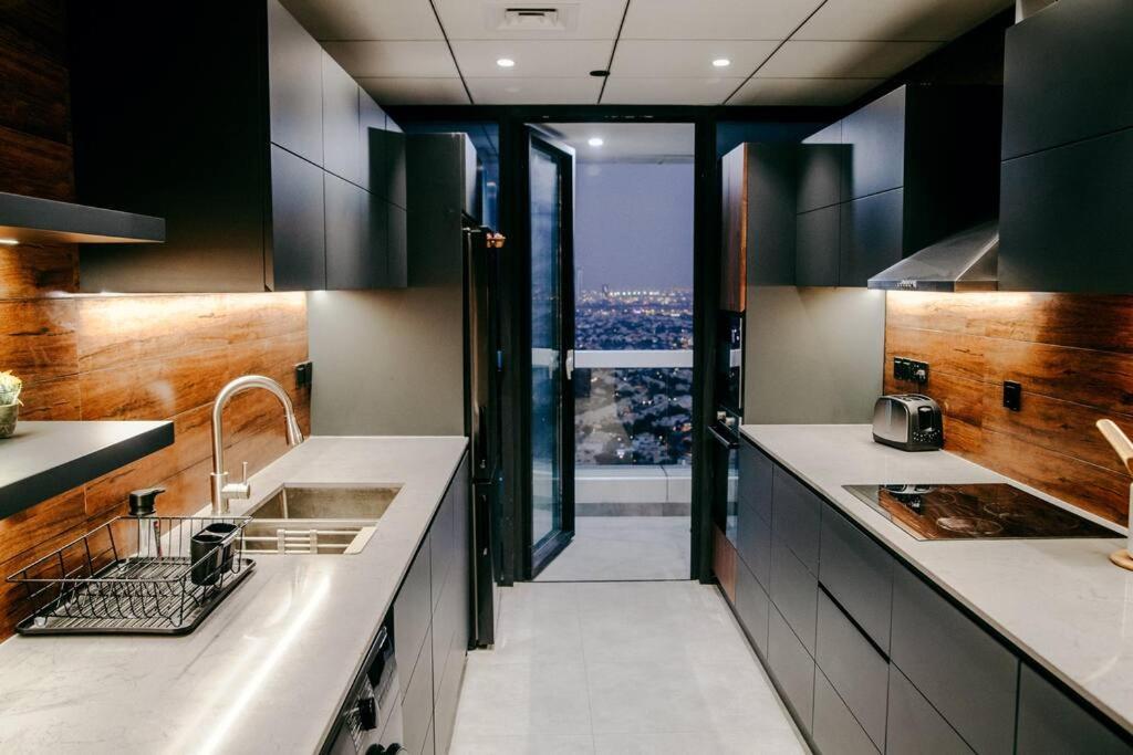 Luxury 3 Bedroom Sub Penthouse With Rooftop Pool *