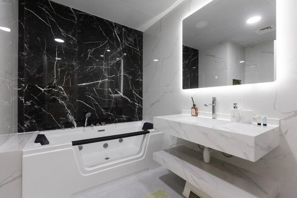 Stylish 3bdr In Rimal 2 Jbr Apartment *