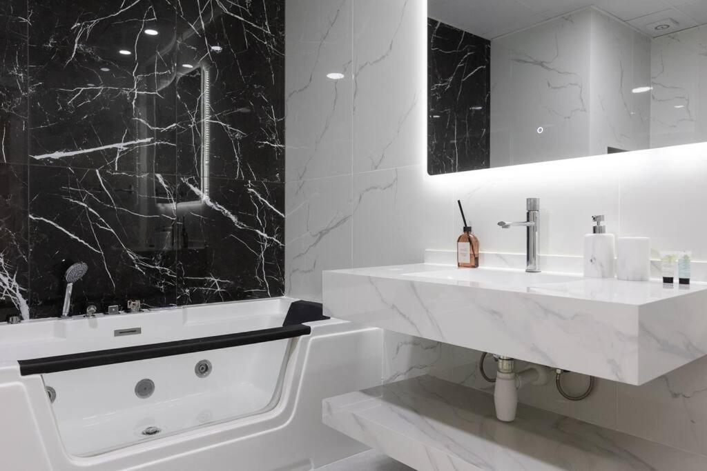 Stylish 3bdr In Rimal 2 Jbr * Dubai