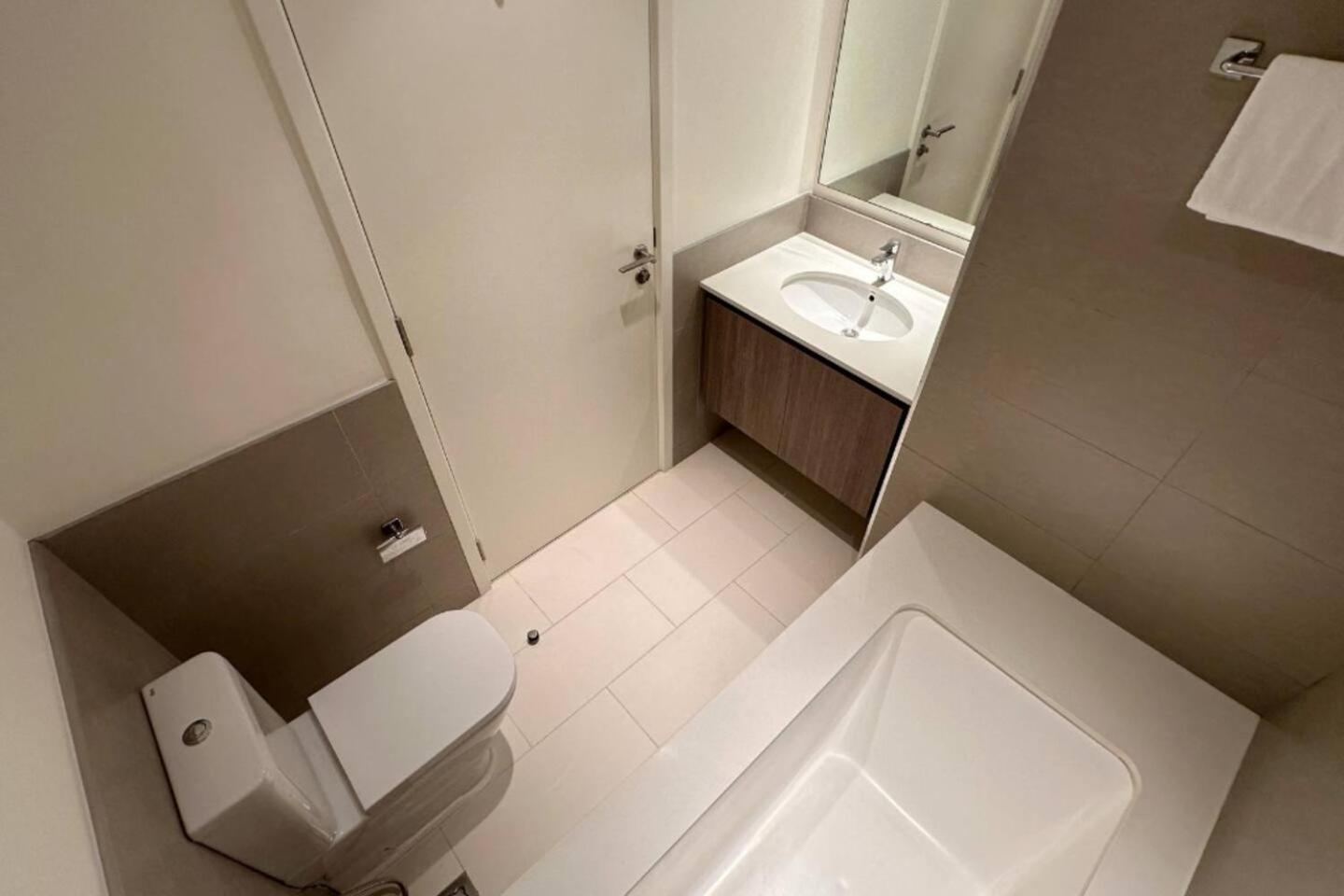 Luxury 2br In Hills With Full Park View *