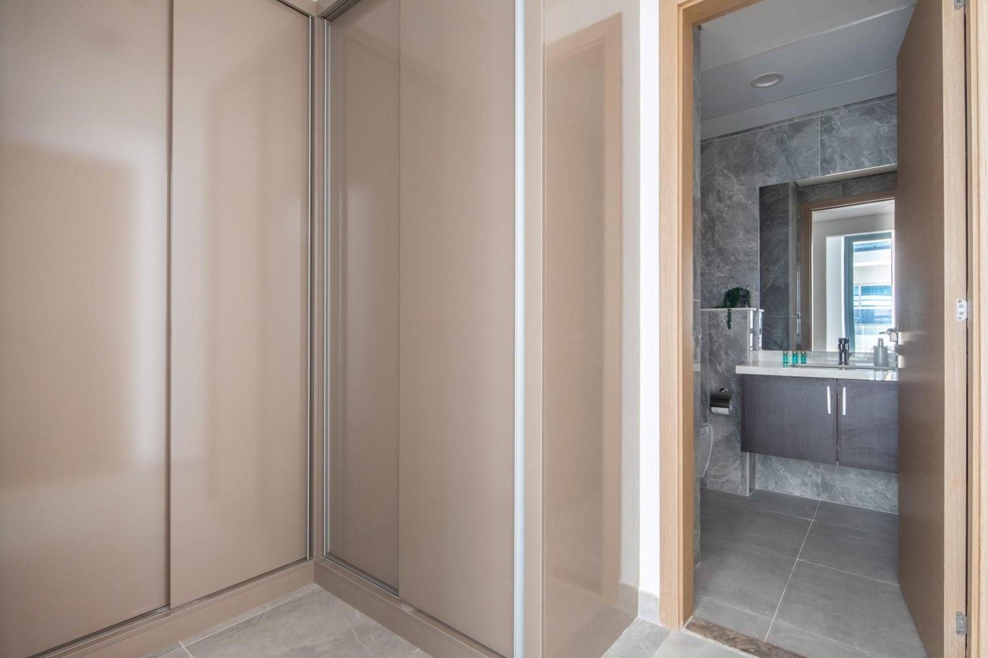 Frank Porter - Catch Residences Apartment *