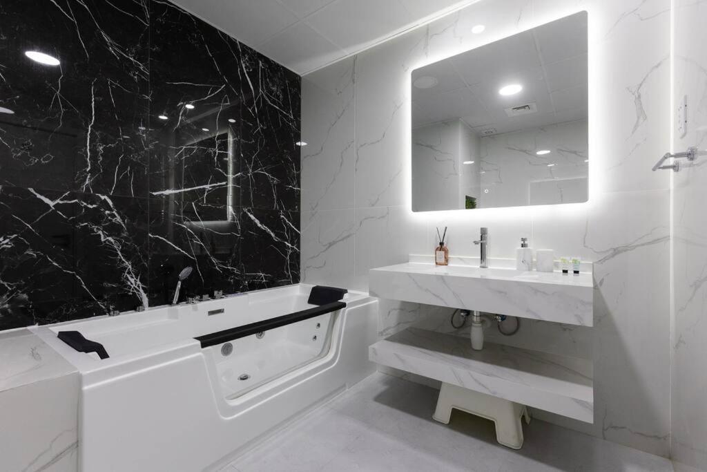 Stylish 3bdr In Rimal 2 Jbr Dubai