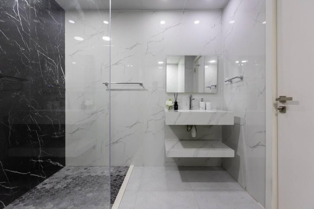 Stylish 3bdr In Rimal 2 Jbr Dubai