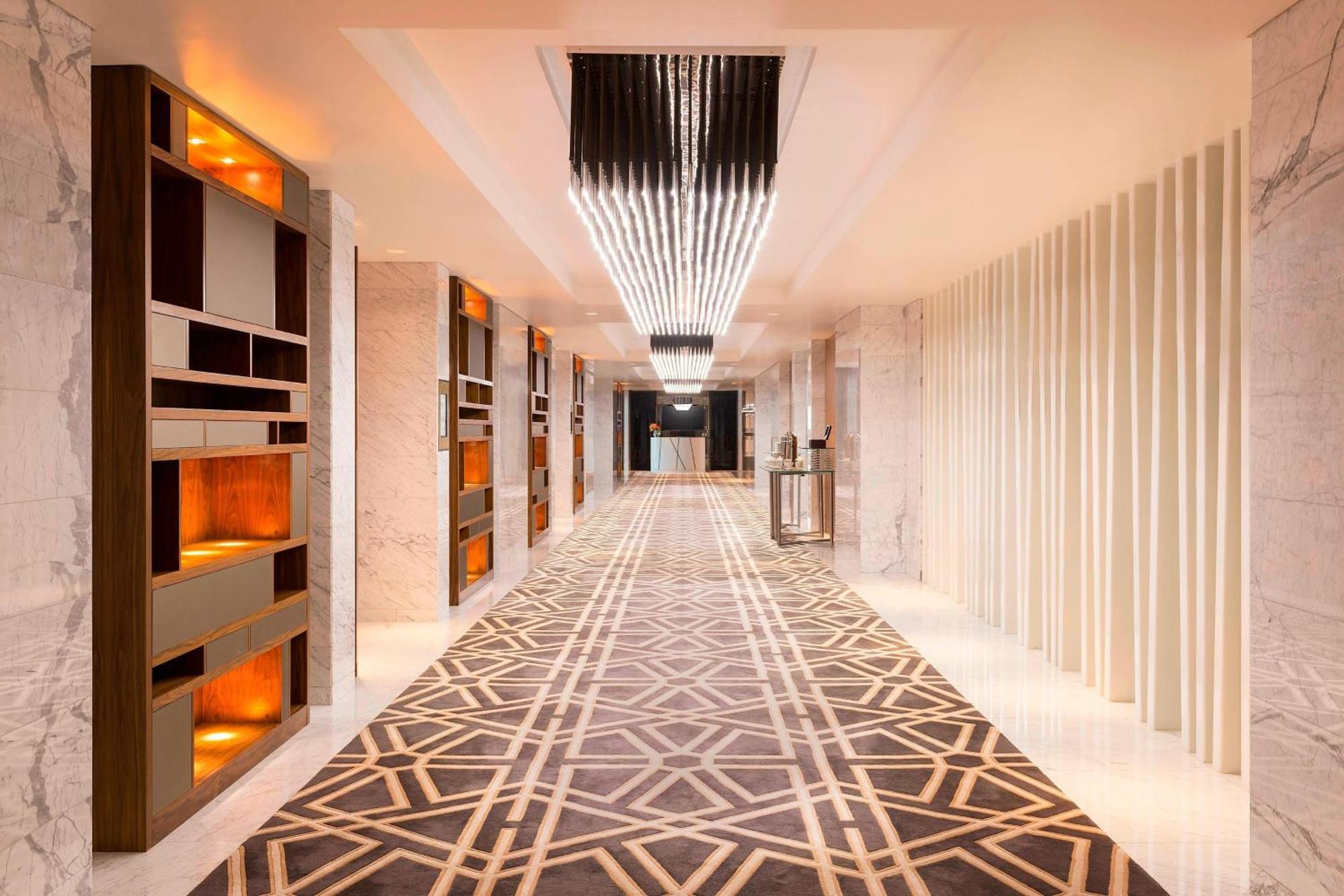 Sheraton Grand Hotel, Hotel 5*