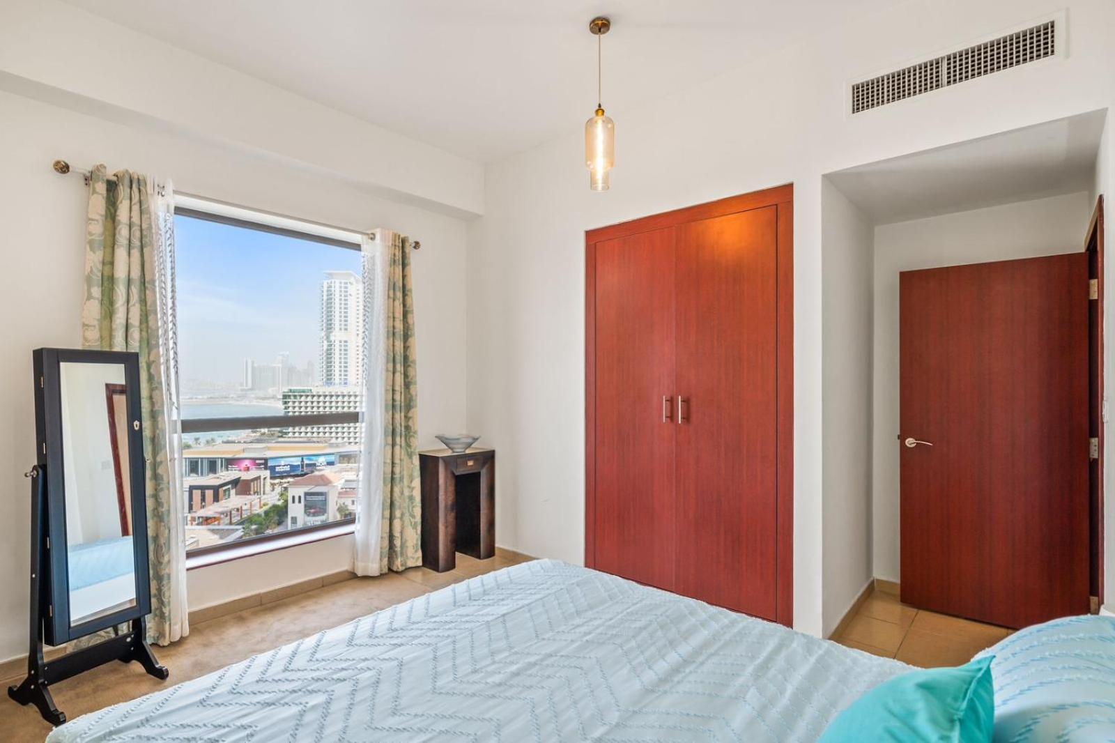 Stunning 4-bed Seaside - Your Perfect Ocean View Retreat! Apartment *