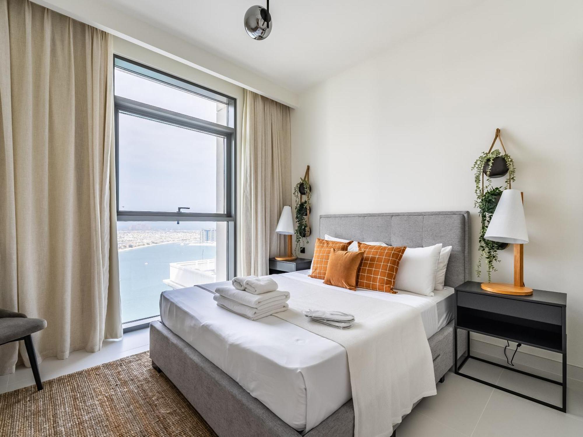 Apartment Sea-front Unique Retreat With Balcony In Marina *