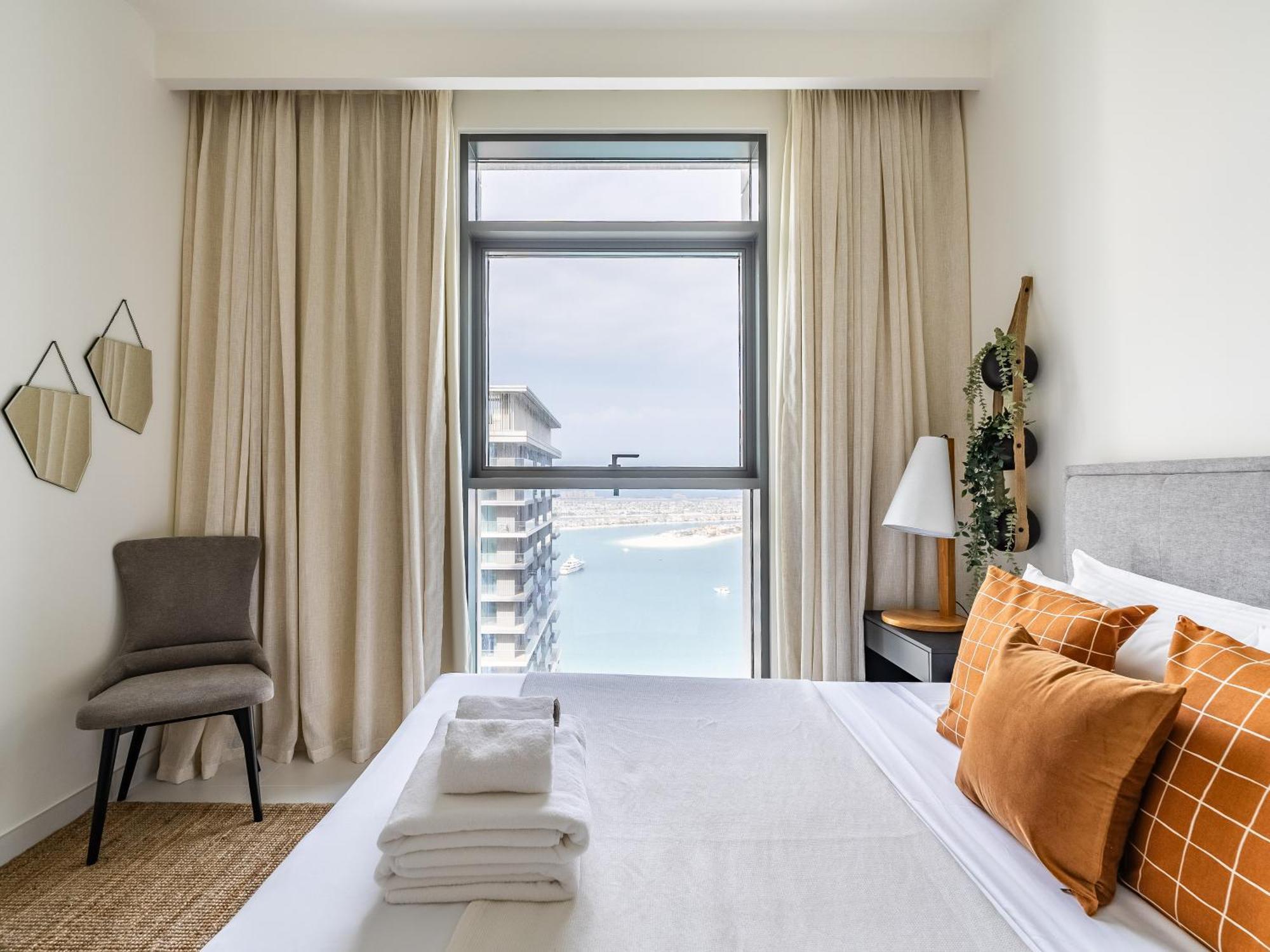Sea-front Unique Retreat With Balcony In Marina Apartment *