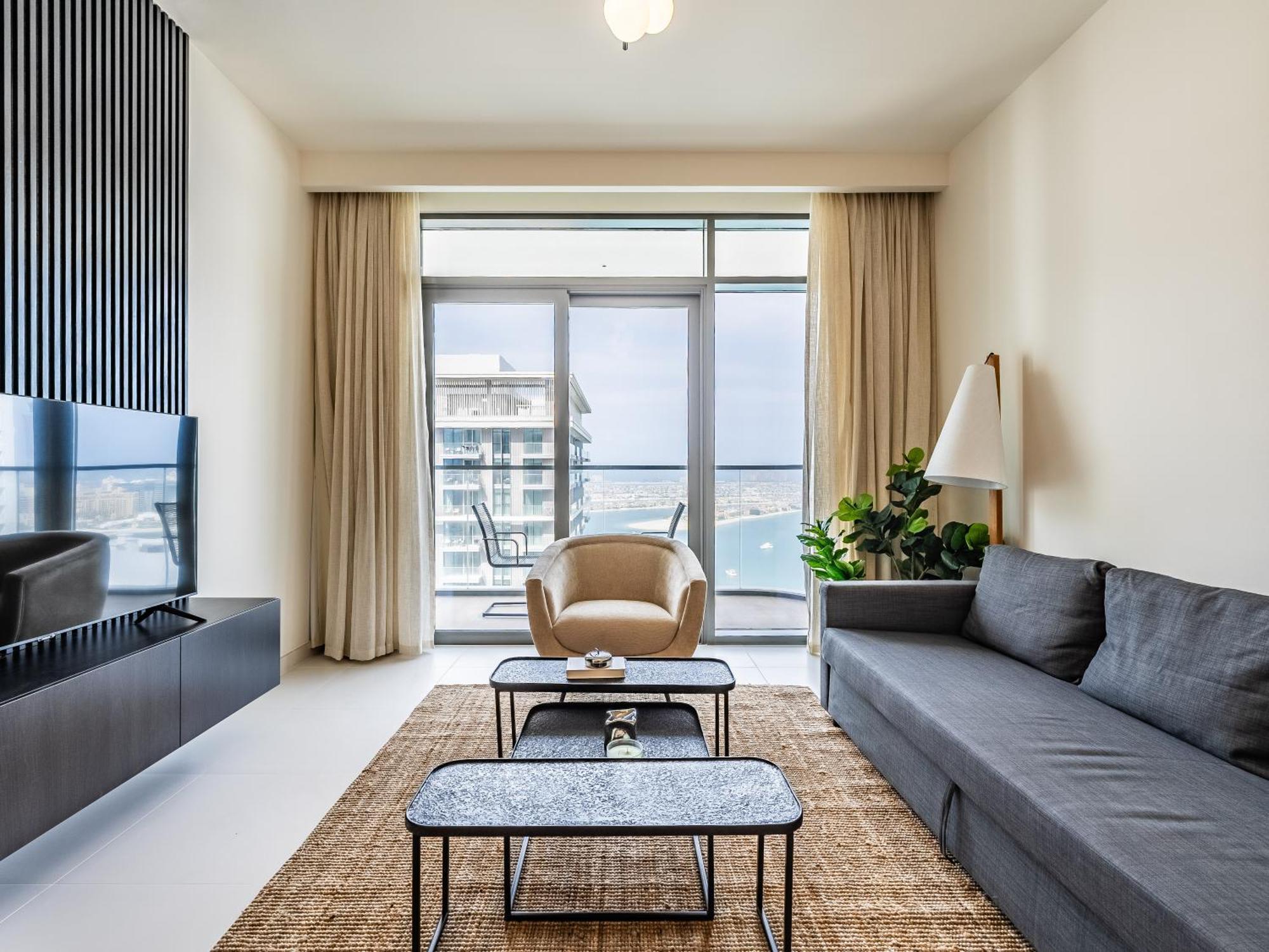 Sea-front Unique Retreat With Balcony In Marina