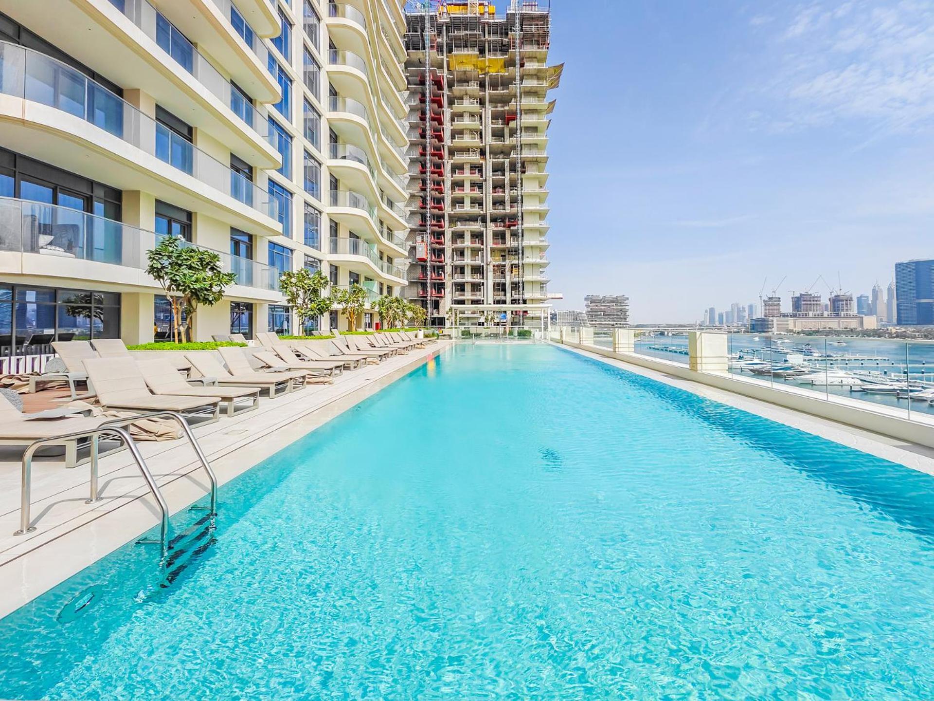 Sea-front Unique Retreat With Balcony In Marina Apartment