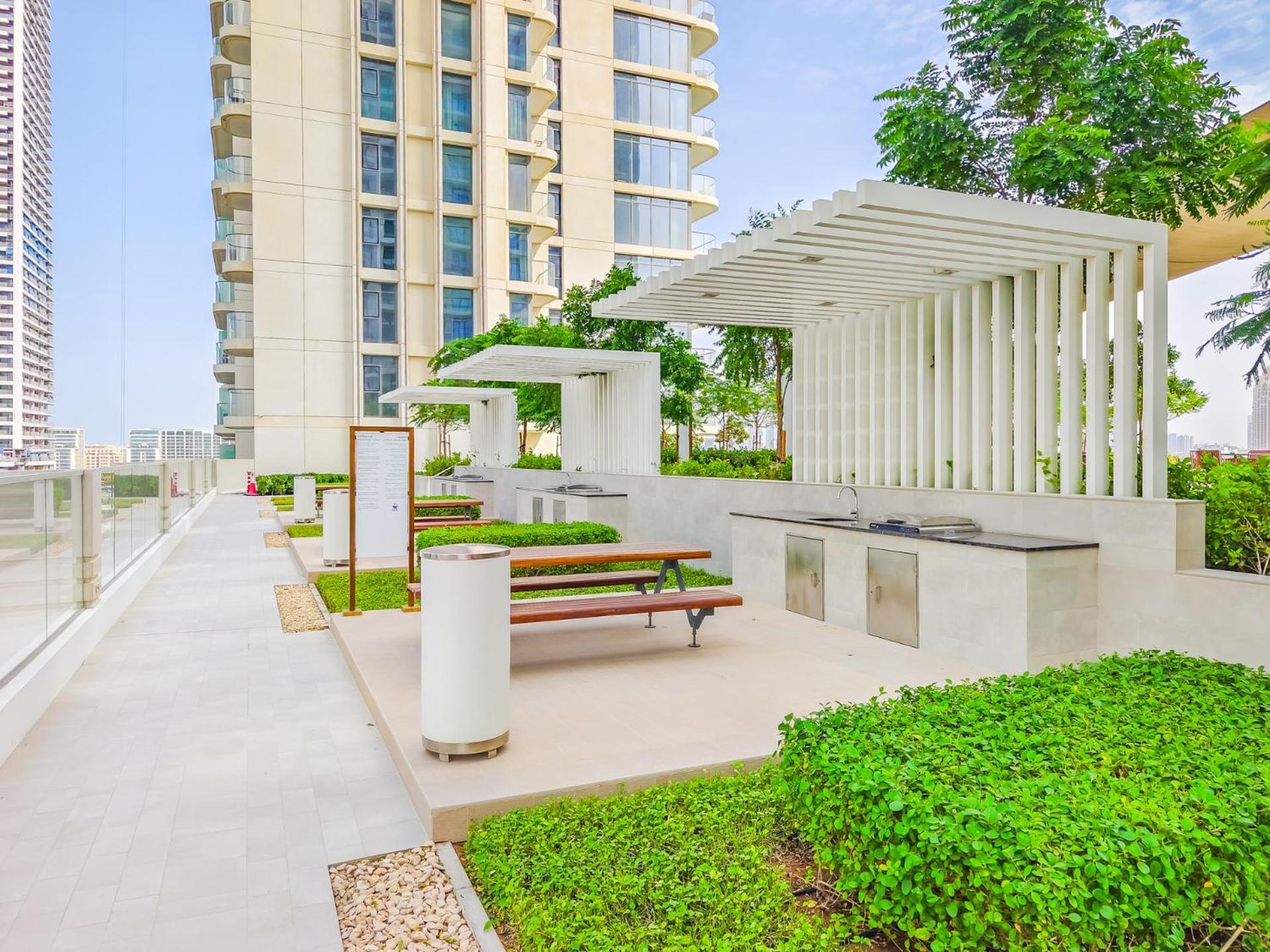 Sea-front Unique Retreat With Balcony In Marina