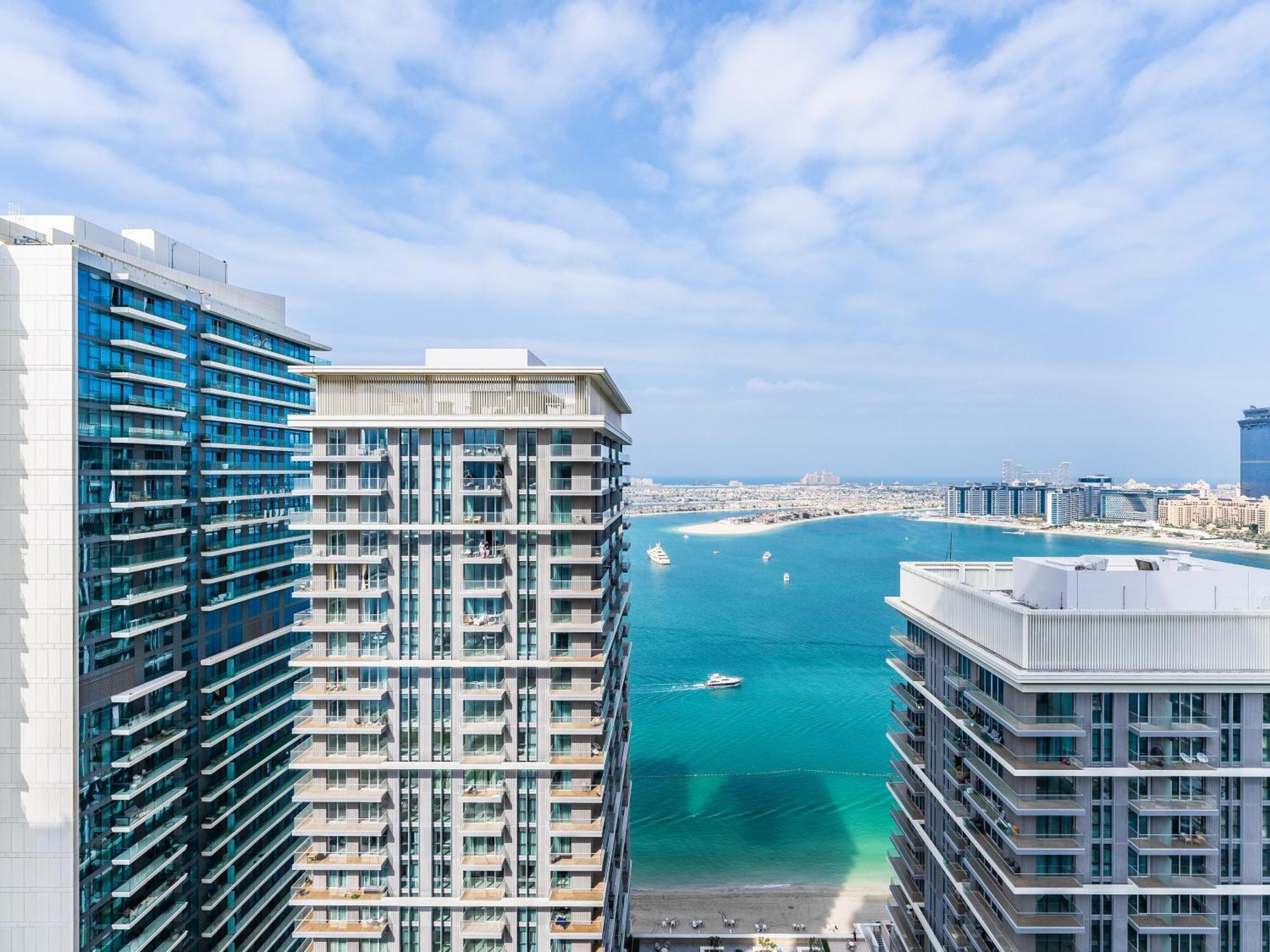 Apartment Sea-front Unique Retreat With Balcony In Marina *