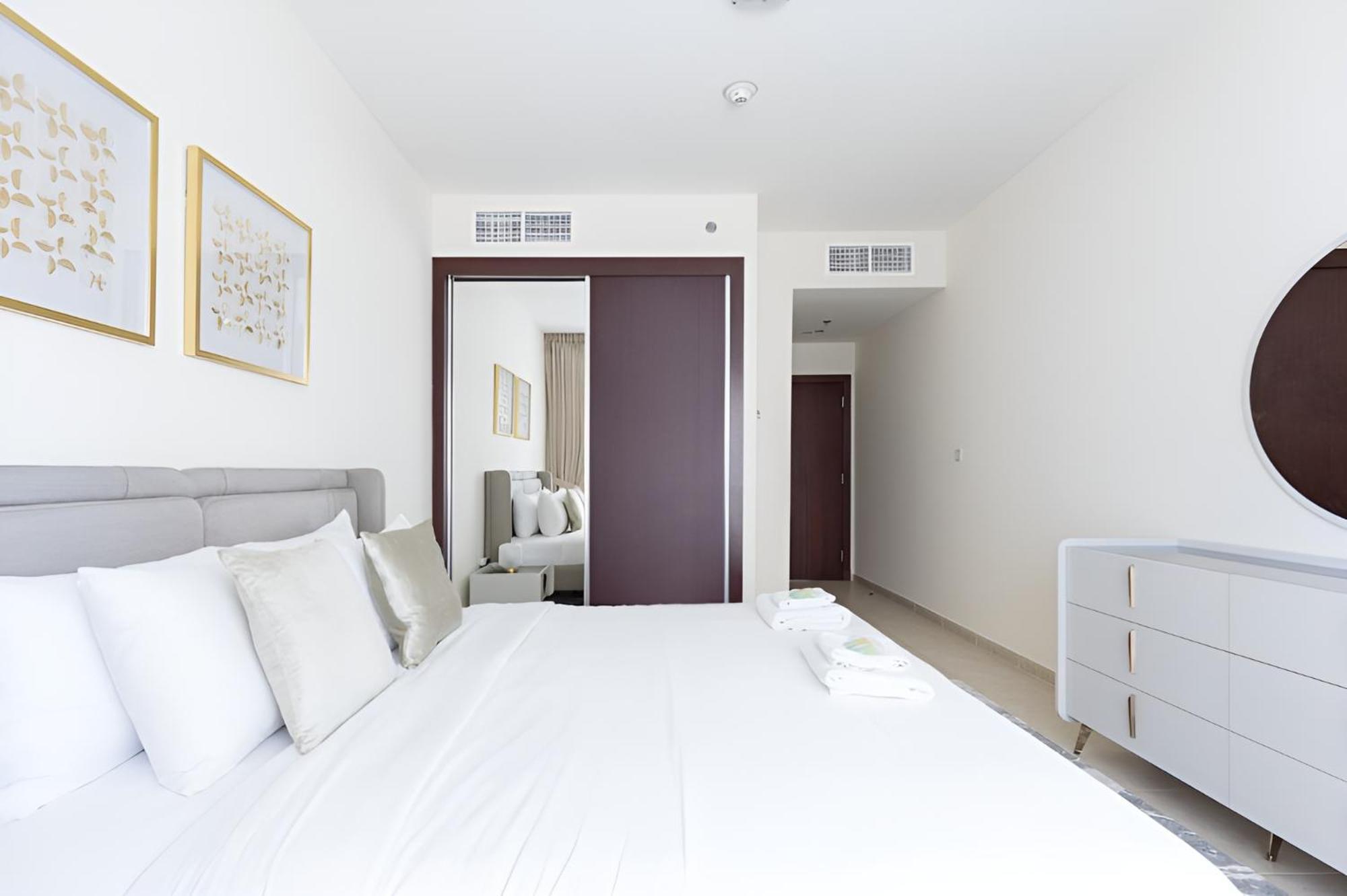 High Floor Elegance,prime Location-close To Tram Apartment *