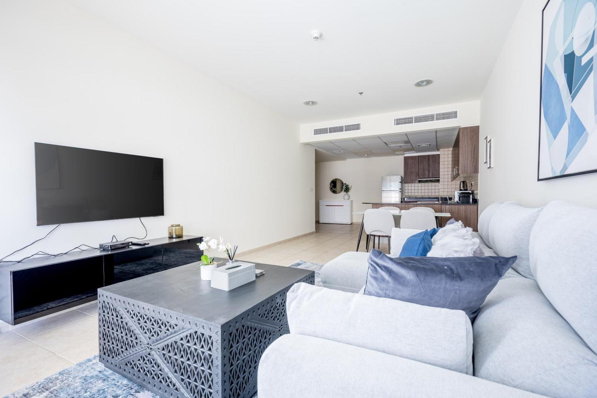 High Floor Elegance,prime Location-close To Tram Apartment *