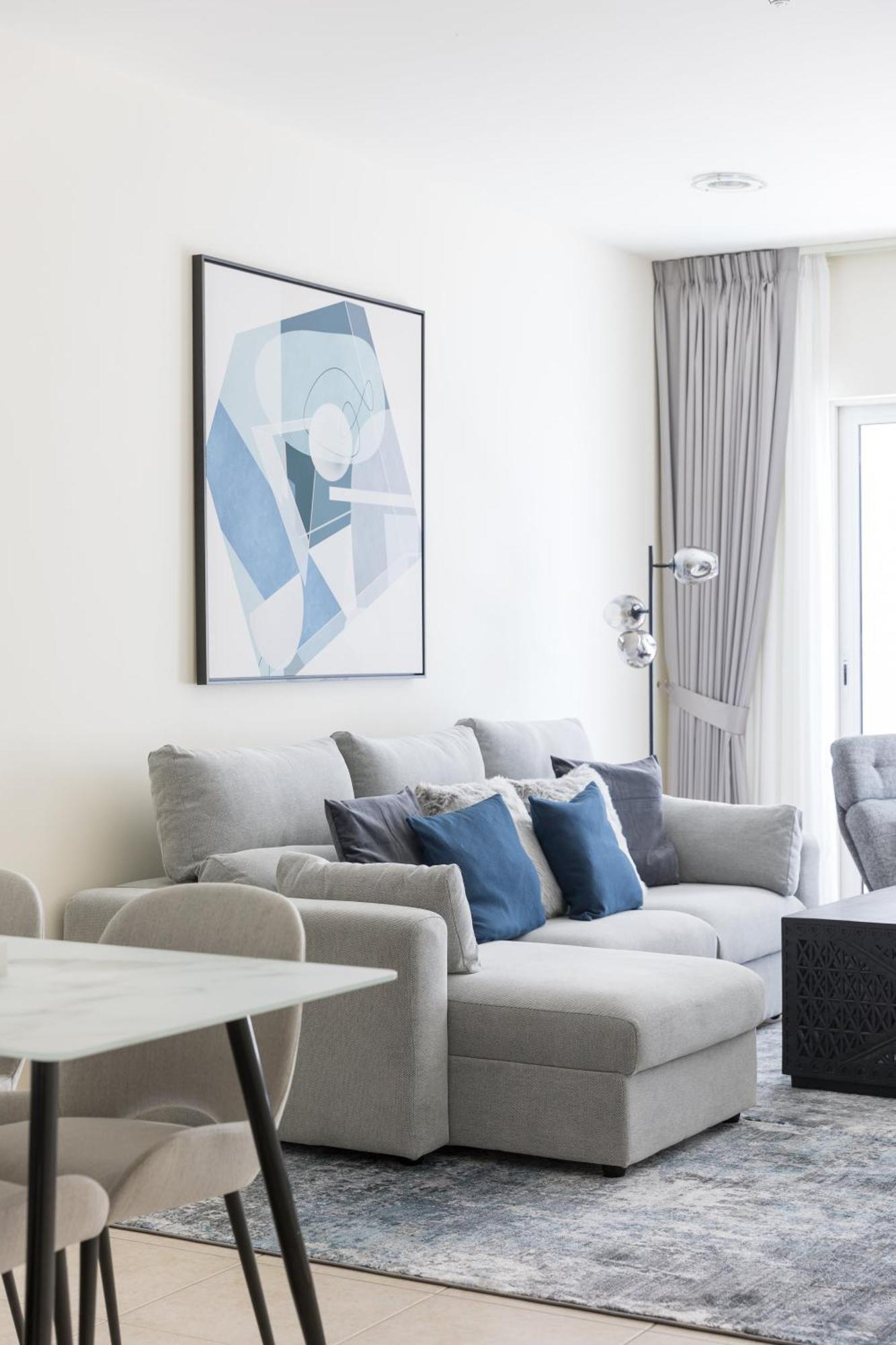 High Floor Elegance,prime Location-close To Tram Apartment *