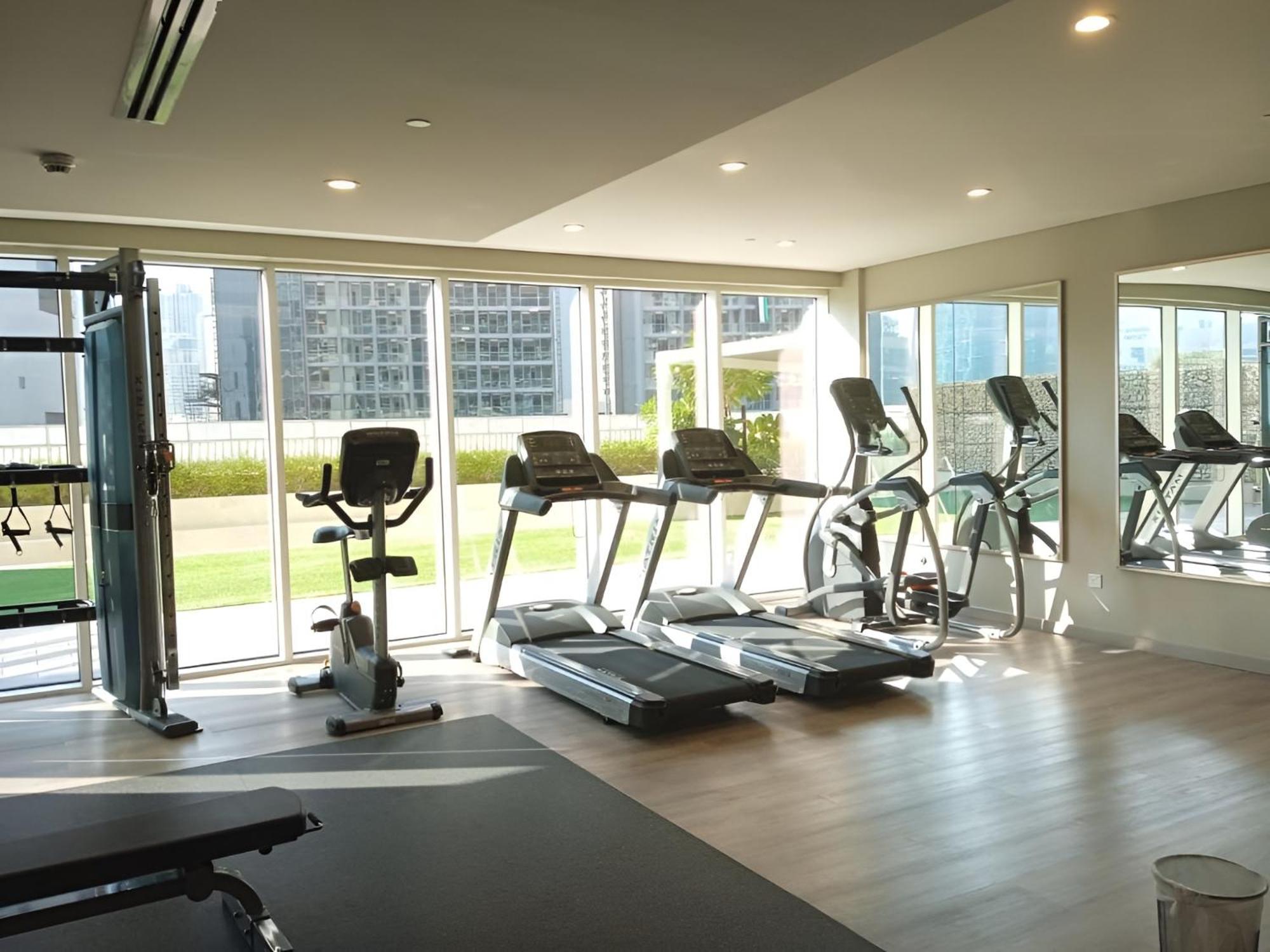 Business Bay Gem1 Bd With Scenic Canal Views Dubai