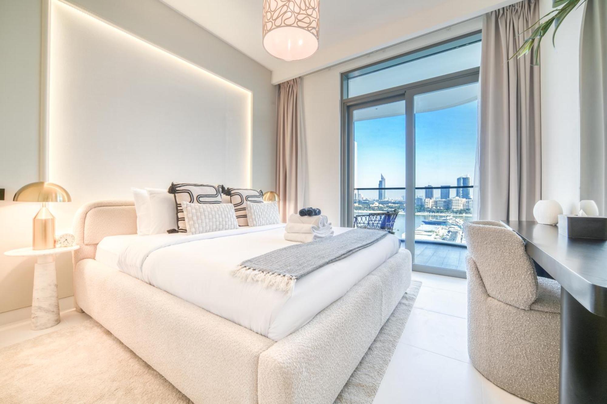 Seaside Splendor: Luxe Retreat At Emaar Beachfront * Dubai