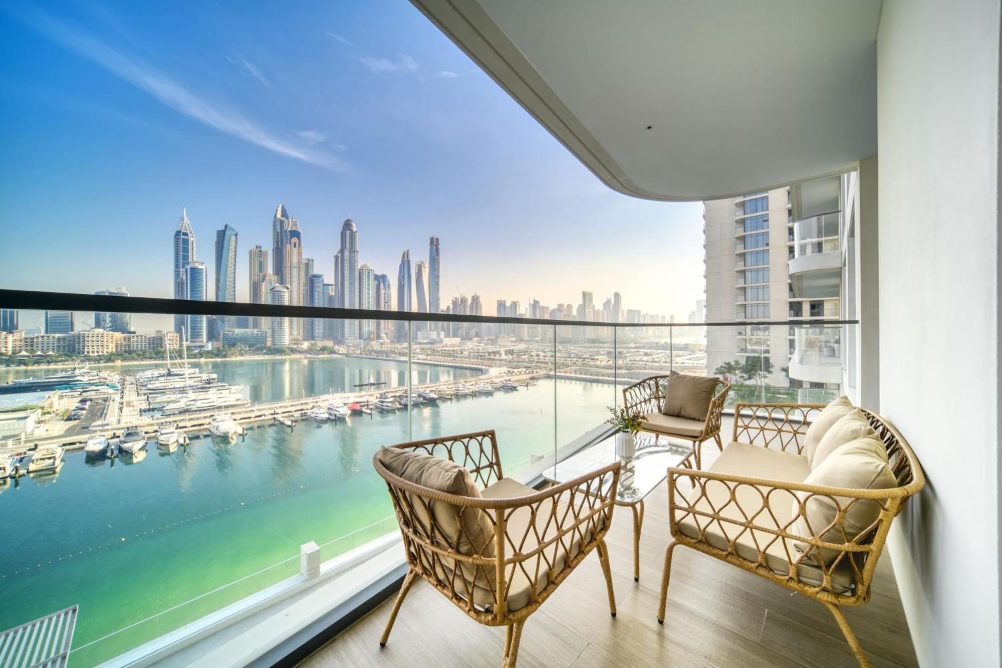 Seaside Splendor: Luxe Retreat At Emaar Beachfront Apartment Dubai