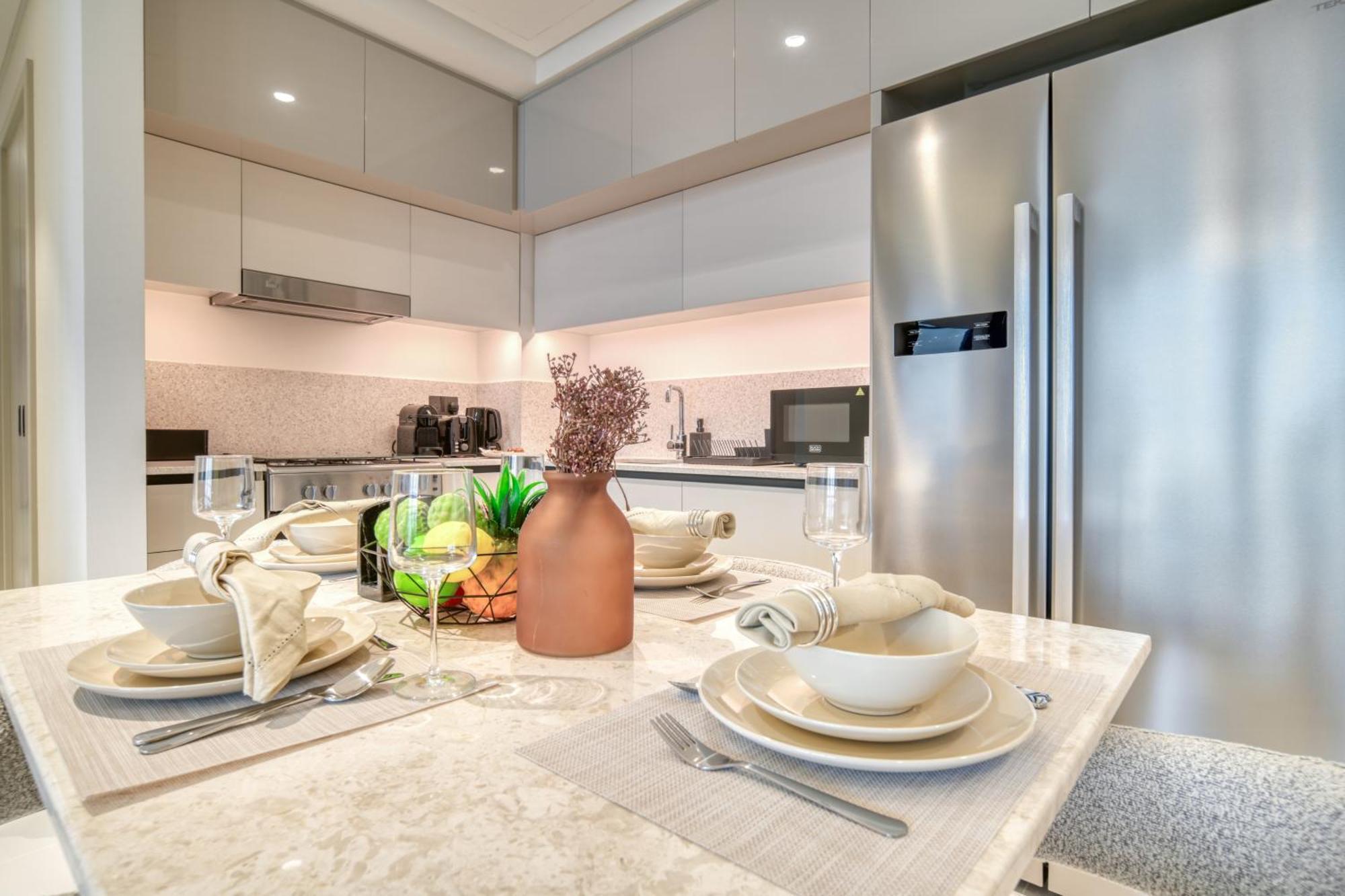 Seaside Splendor: Luxe Retreat At Emaar Beachfront *