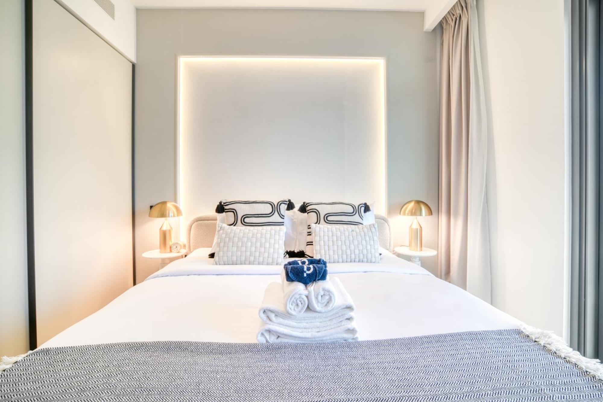 Seaside Splendor: Luxe Retreat At Emaar Beachfront