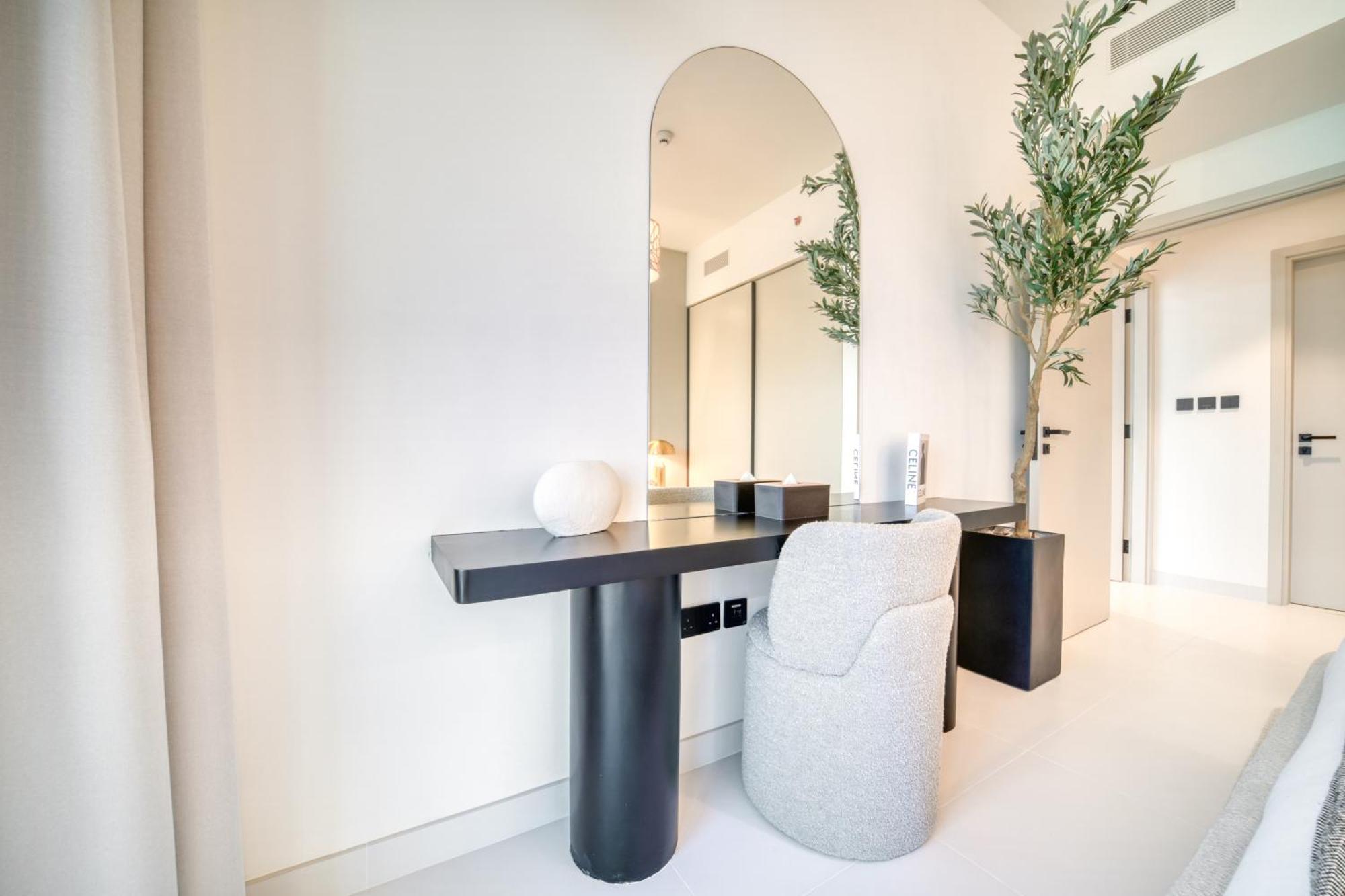 Apartment Seaside Splendor: Luxe Retreat At Emaar Beachfront