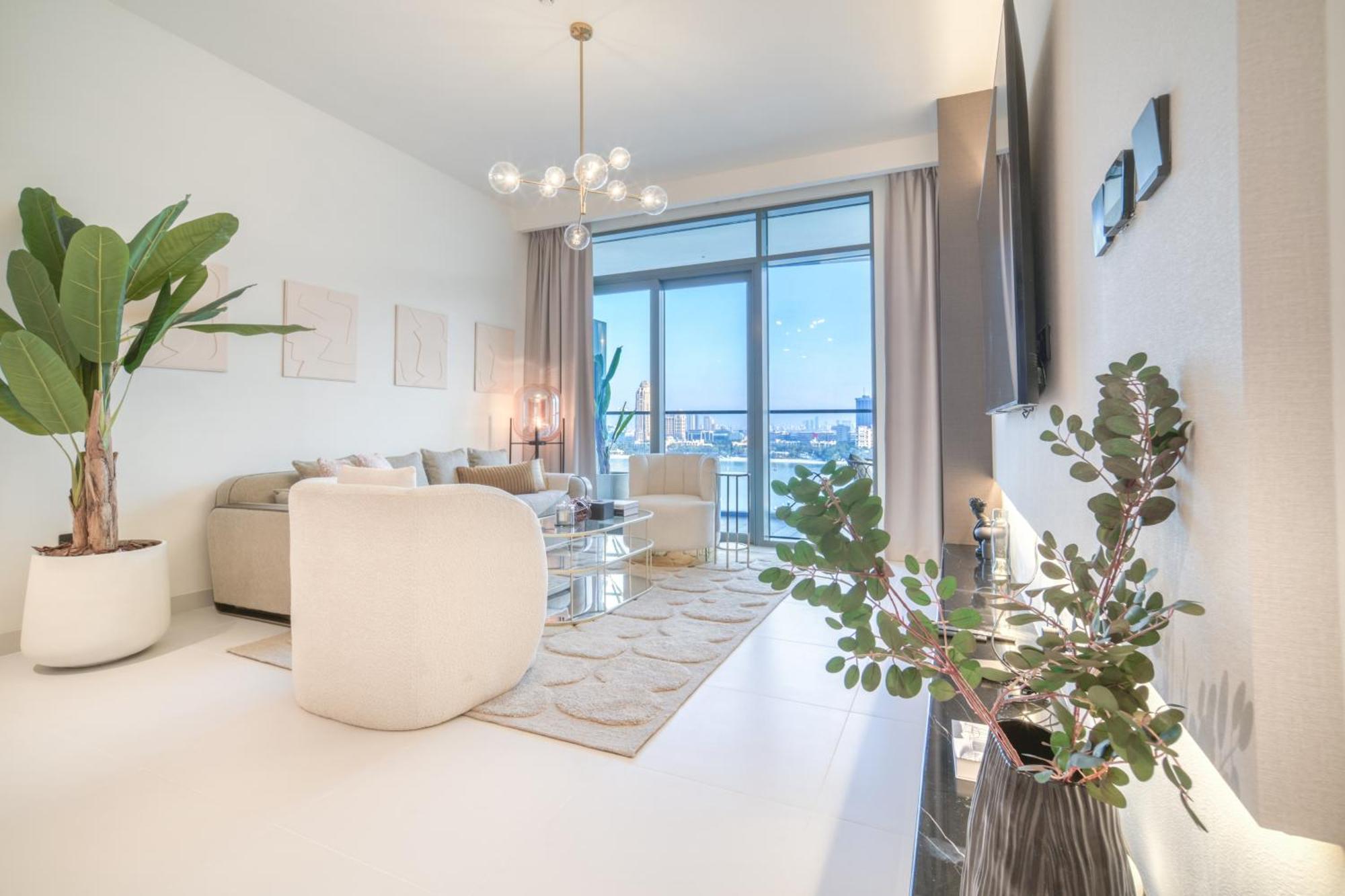 Seaside Splendor: Luxe Retreat At Emaar Beachfront Apartment Dubai