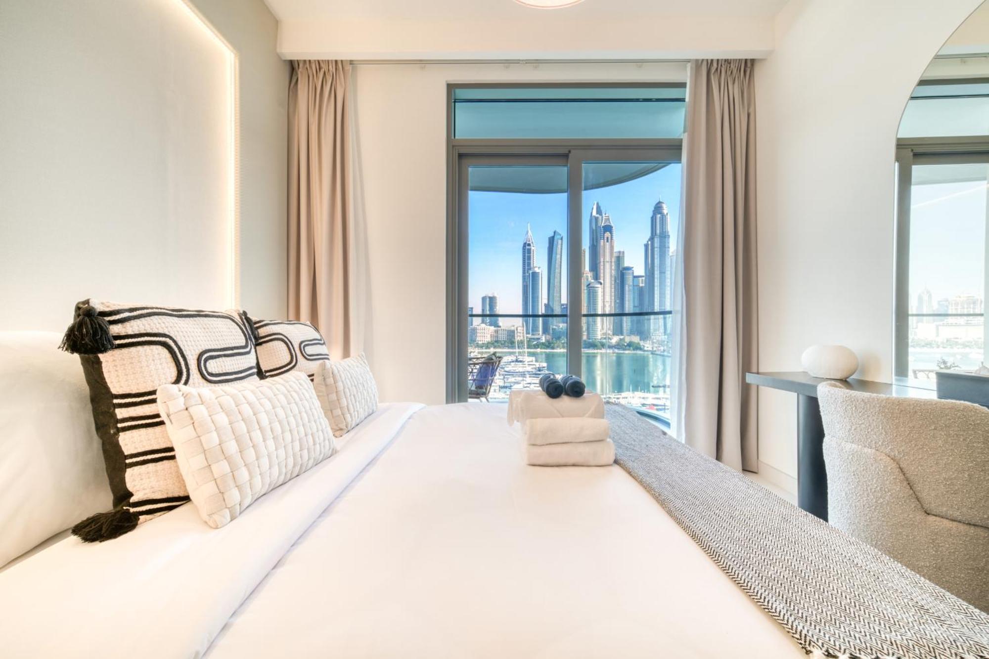 Seaside Splendor: Luxe Retreat At Emaar Beachfront