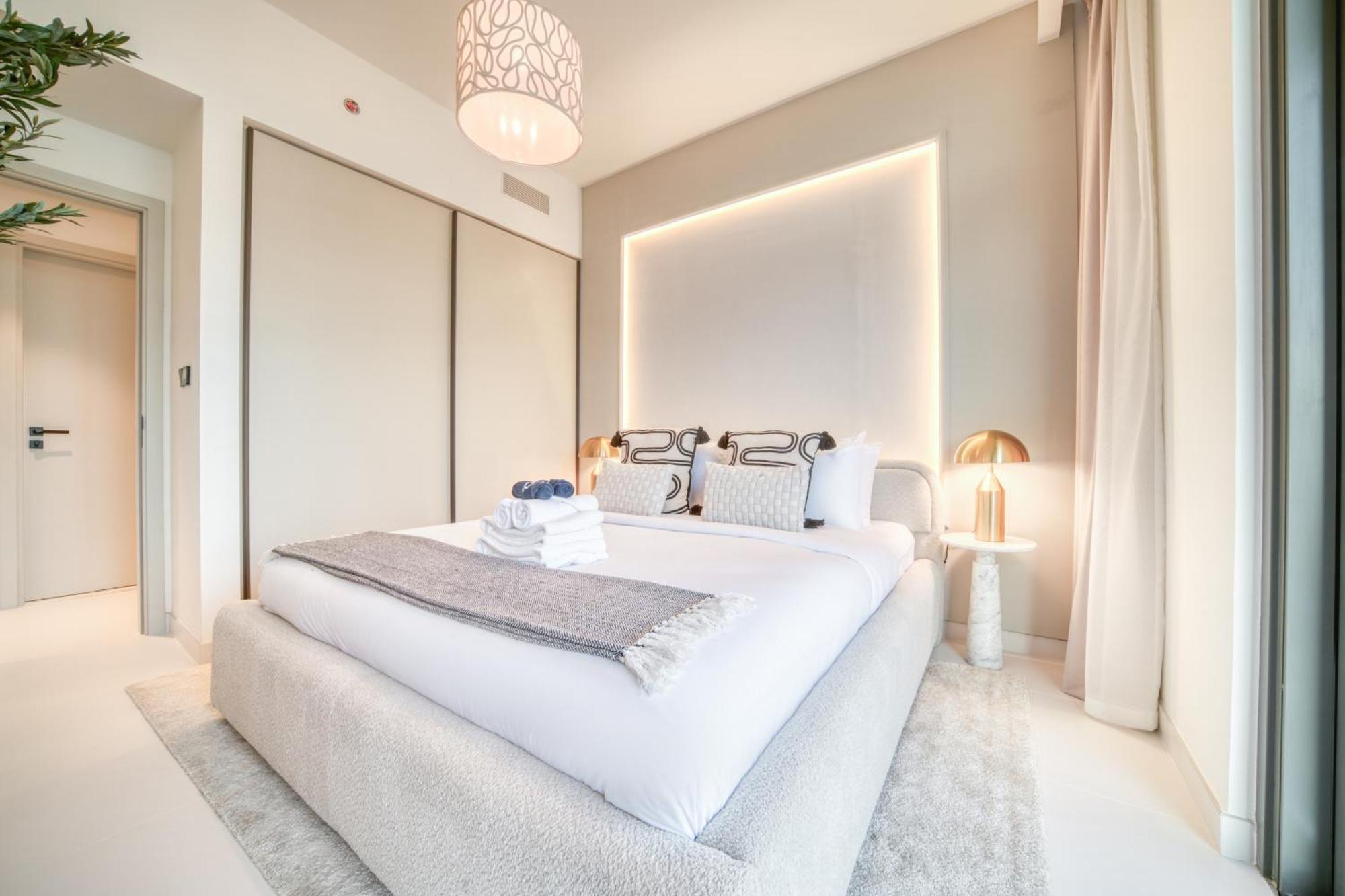 Seaside Splendor: Luxe Retreat At Emaar Beachfront Apartment *