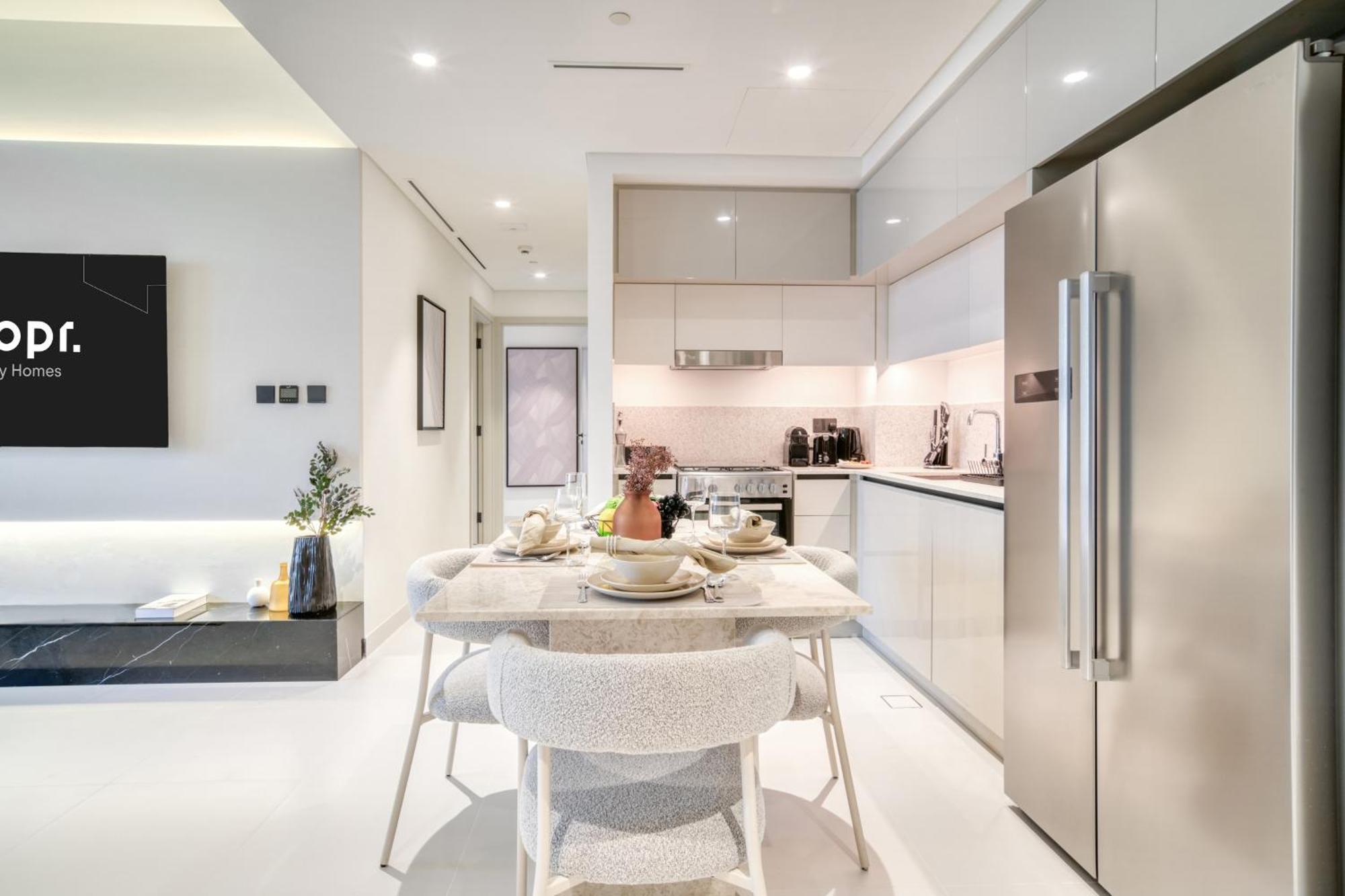 Seaside Splendor: Luxe Retreat At Emaar Beachfront Apartment Dubai